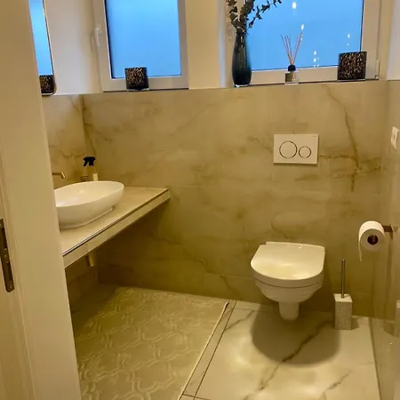 Luxury Duesseldorf-meerbusch Fuer 1-6 Personen, 10 Minuten Zum Airport Oder Messe, 15 Minuten Zur Koenigsallee Apartman